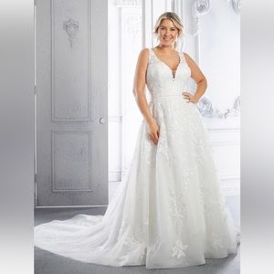 Morilee Carla/3327 Wedding Dress size 24 altered to a 20/22